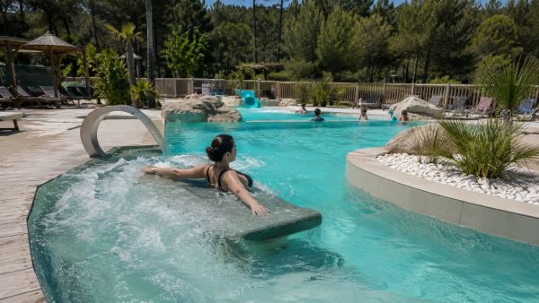 Des campings avec piscine chauffée en Hérault pour vos vacances