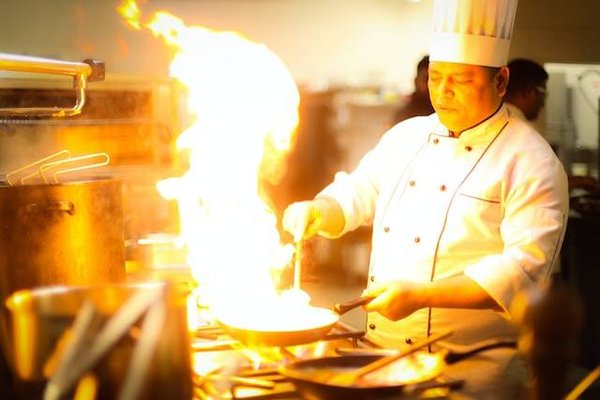 Comment rencontrer les chefs ou les cuisiniers locaux en voyage?