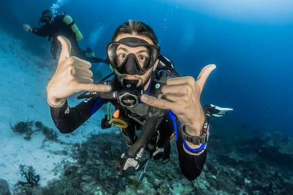 Pourquoi le baptême de plongée Var reste tendance chaque année ?